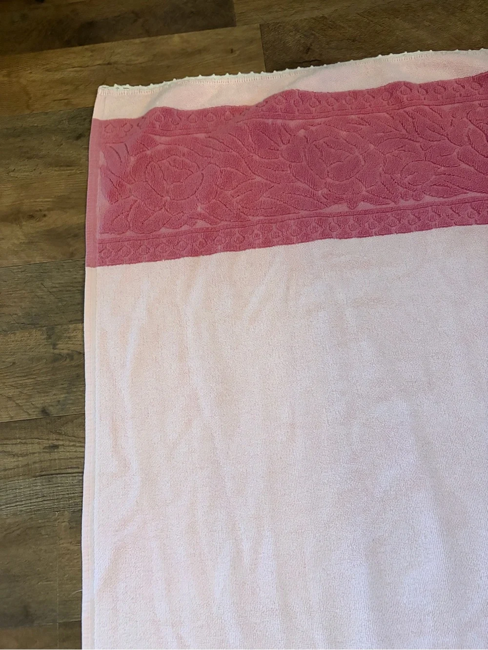 Vintage Pink Decorative Crochet-Trim Bath Towel roses
